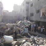 Palestinos inspecionam os danos causados por um ataque aéreo israelense na área da praia na Cidade de Gaza