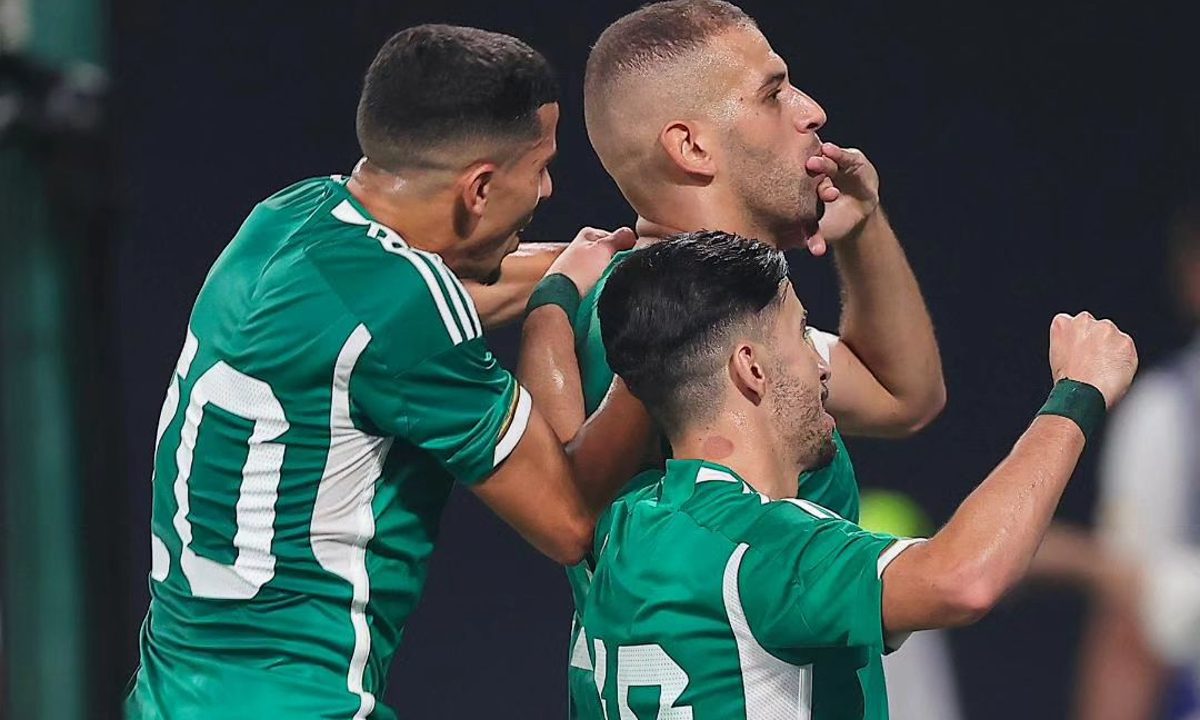 Slimani, centroavante do Coritiba e da seleção da Argélia.