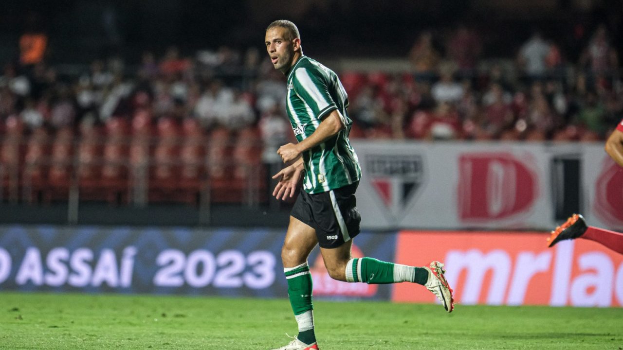 Slimani, atacante do Coritiba.