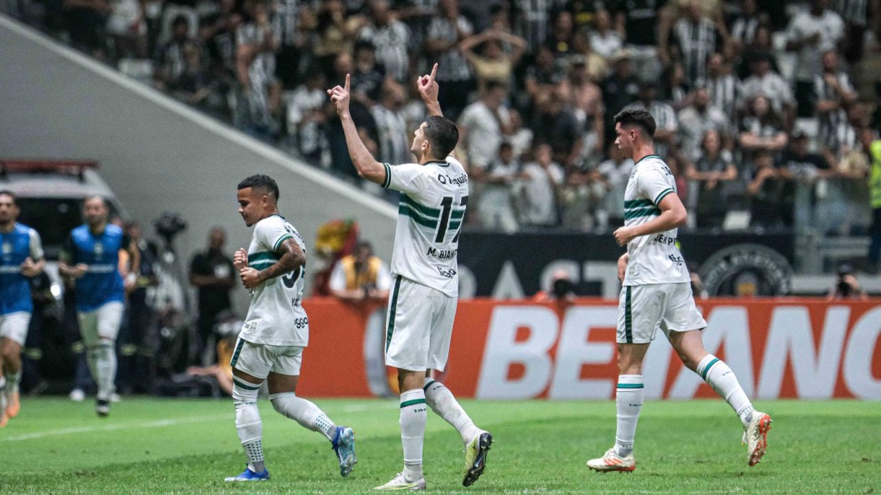 Jogadores do Coritiba comemoram gol contra o Atlético-MG