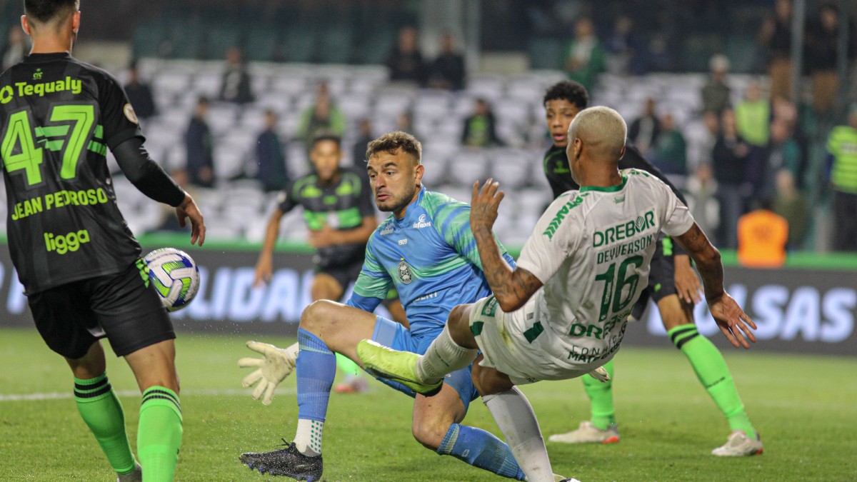 Lance de Coritiba x Cuiabá pelo Brasileirão 2023
