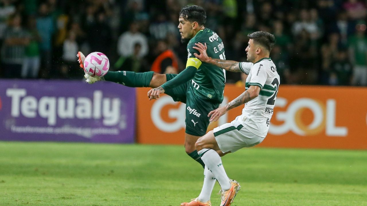 Lance de Coritiba x Palmeiras, no Couto Pereira