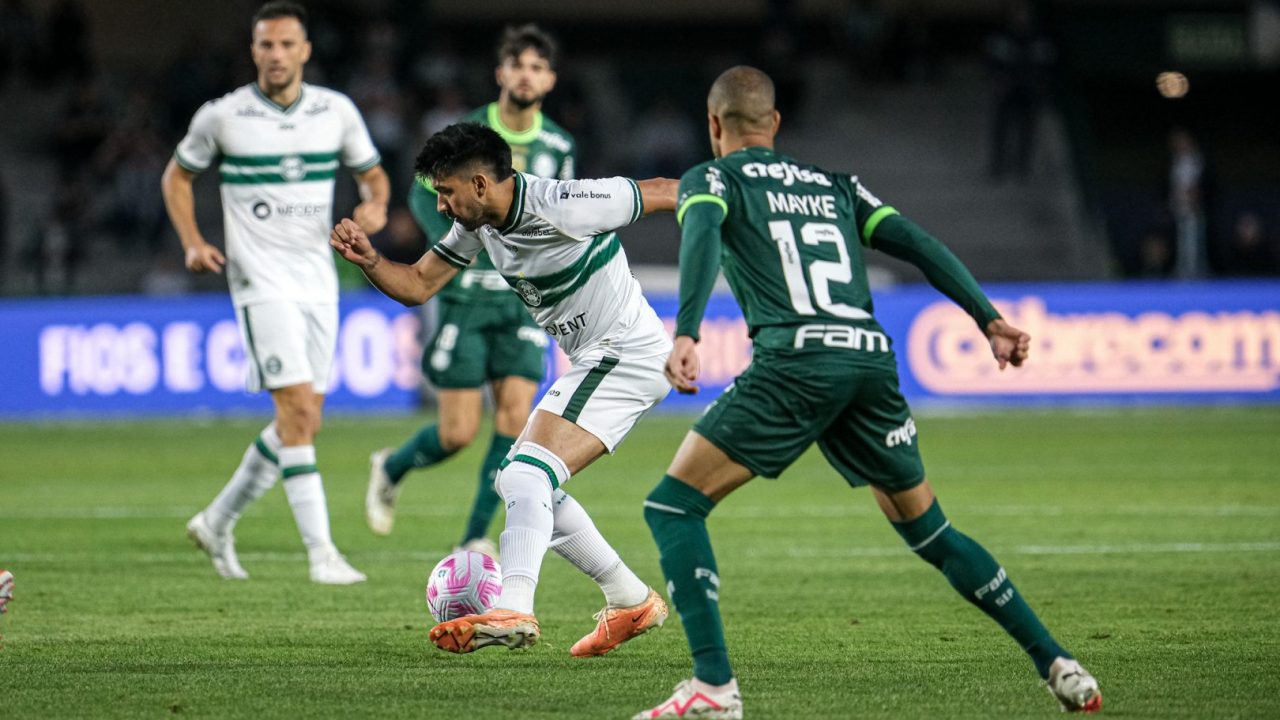 Lance de Coritiba x Palmeiras, pelo Brasileirão