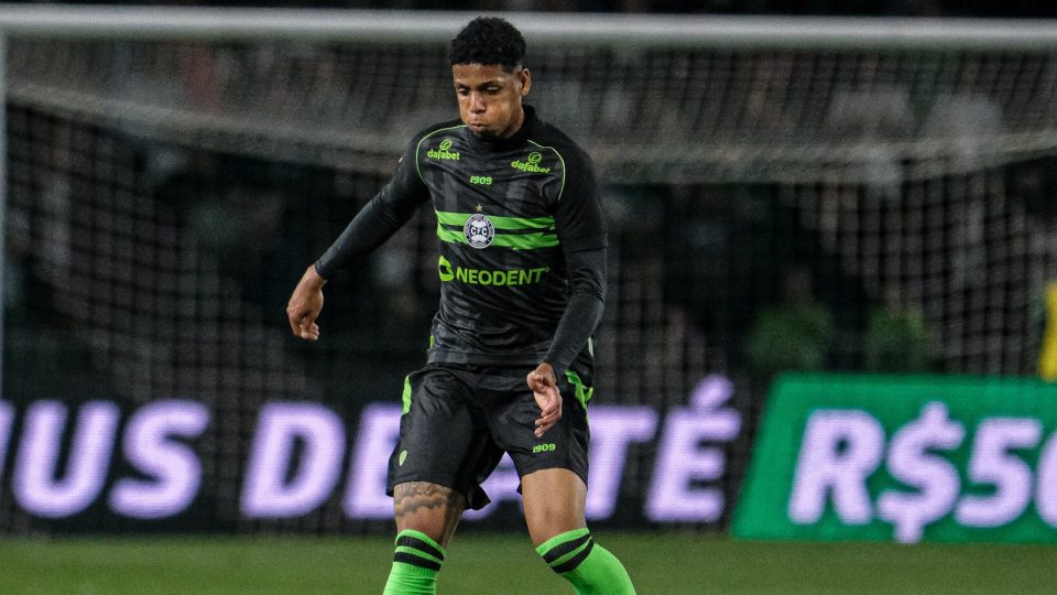 Thalisson, zagueiro do Coritiba.