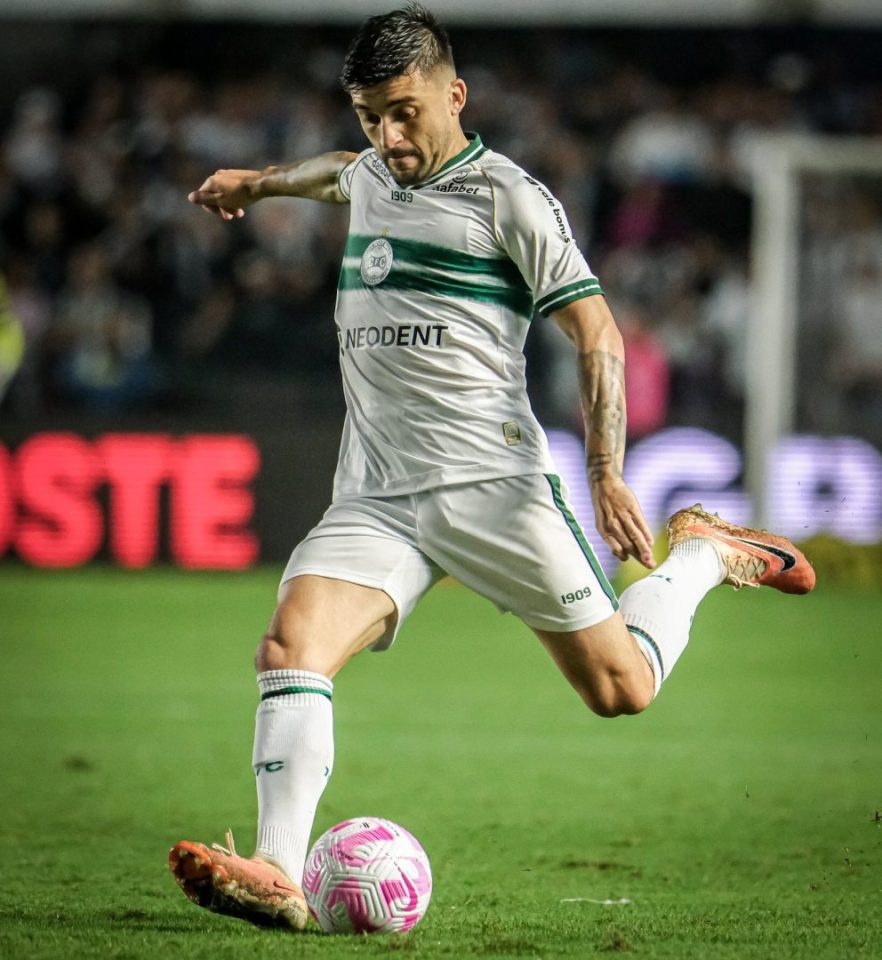 Victor Luís, lateral do Coritiba,