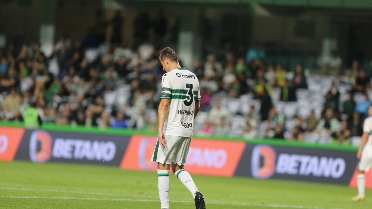 Henrique, zagueiro do Coritiba no Couto Pereira