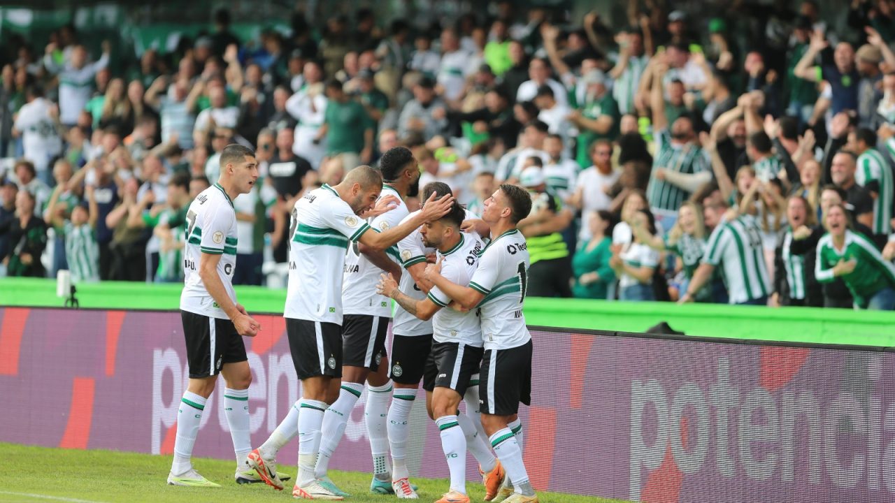 Jogadores do Coritiba comemoram gol