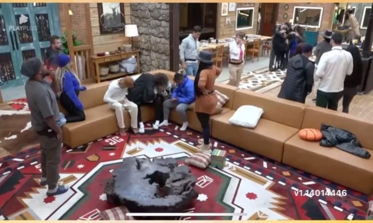Peões reunidos na sala após a eliminação de Nathalia Valente - Foto: Reprodução/Redes Sociais