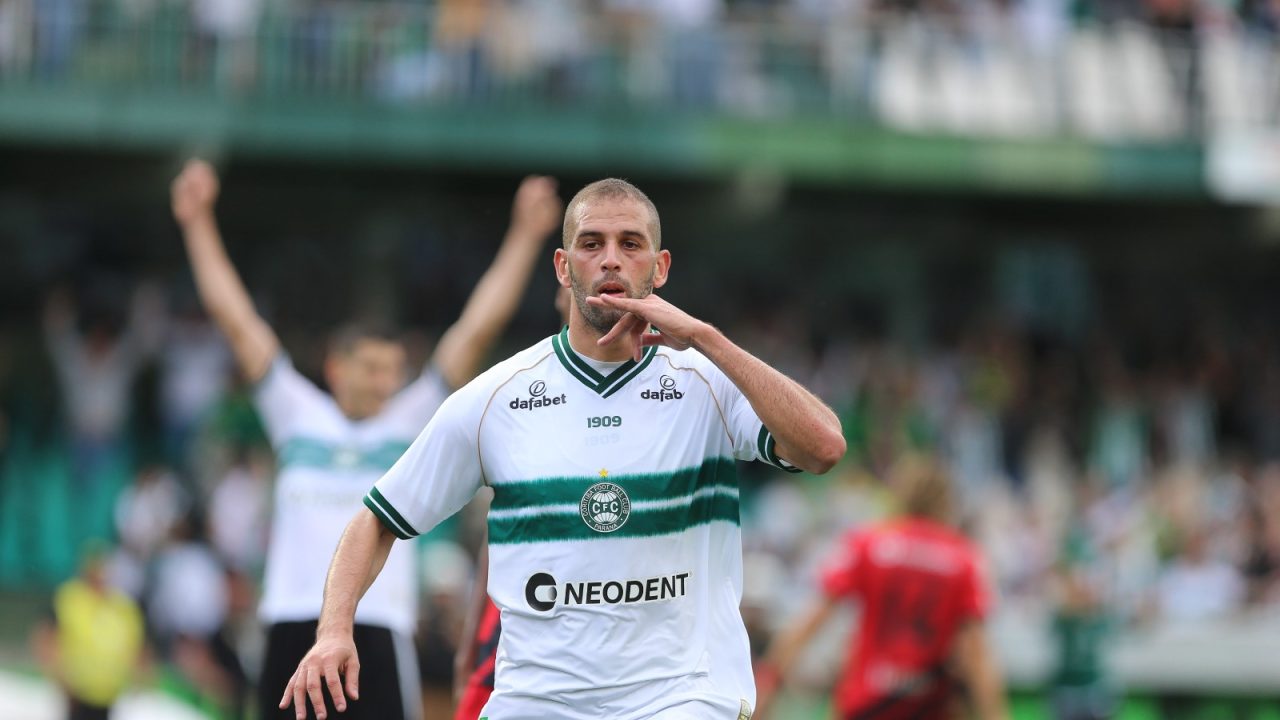 Slimani comemora gol do Coritiba no Atletiba