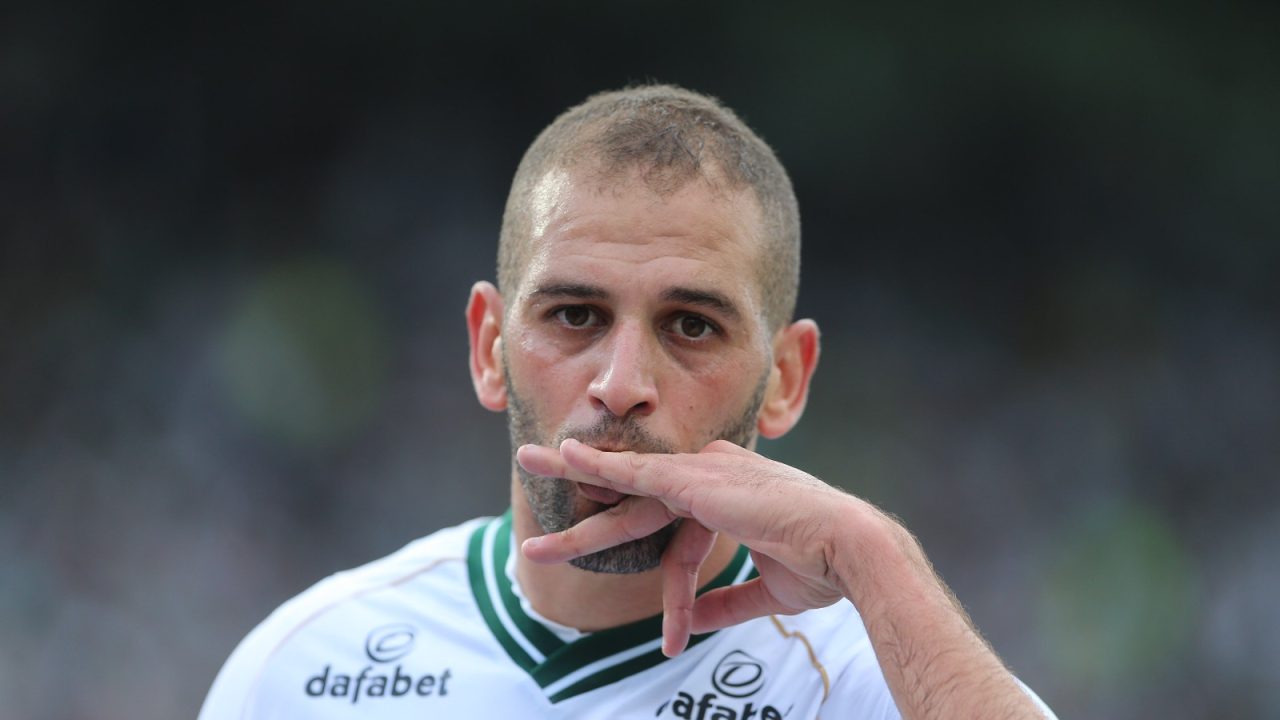 Slimani comemorando gol pelo Coritiba.