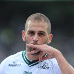 Slimani, atacante do Coritiba