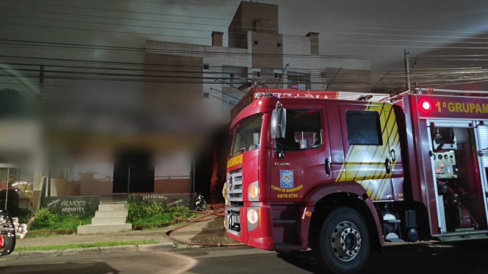 Incêndio destrói cozinha de restaurante e pega depósito de pizzaria no Tingui