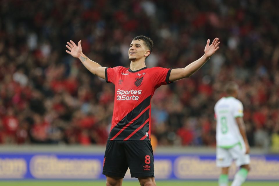 Vitor Bueno, meia do Athletico.