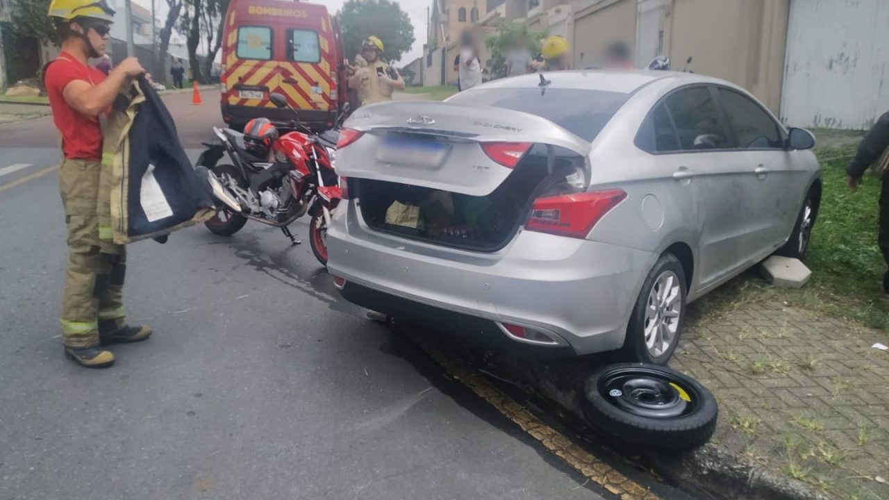 acidente-carro-e-moto-portao
