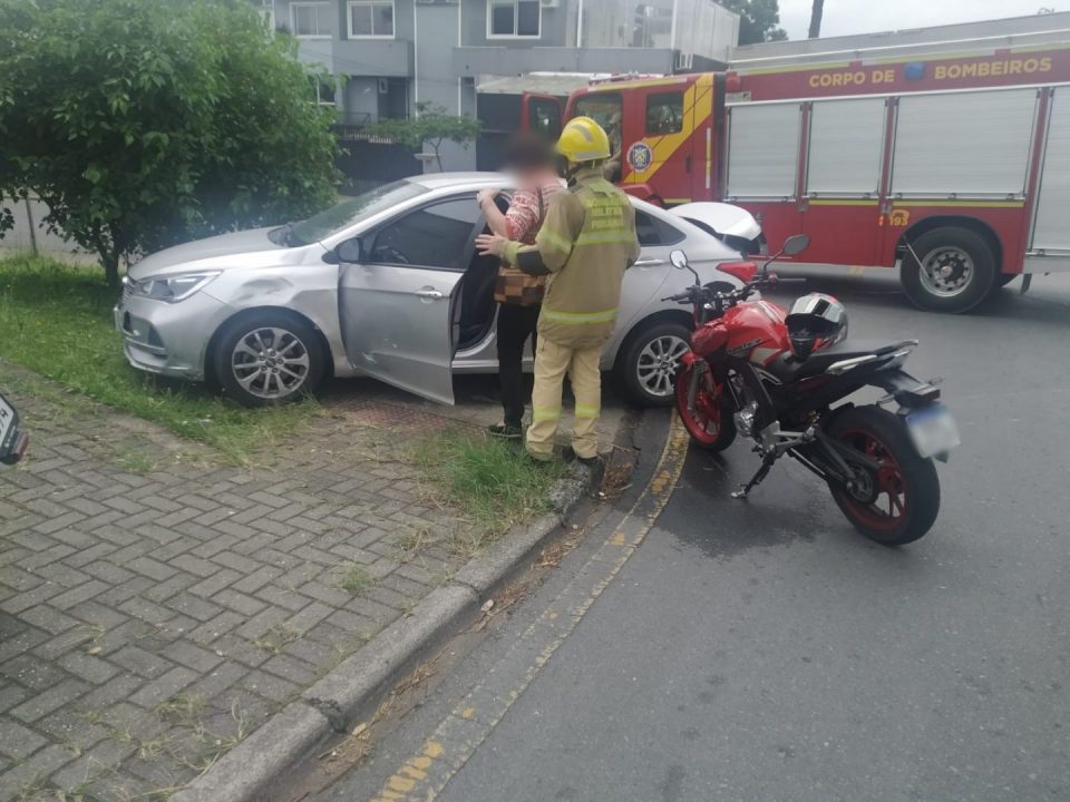 acidente-carro-e-moto-portao-2