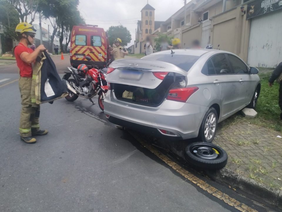 acidente-carro-e-moto-portao