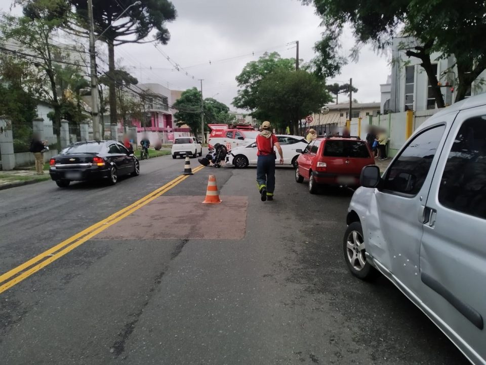 acidente-moto-carro-portao-1
