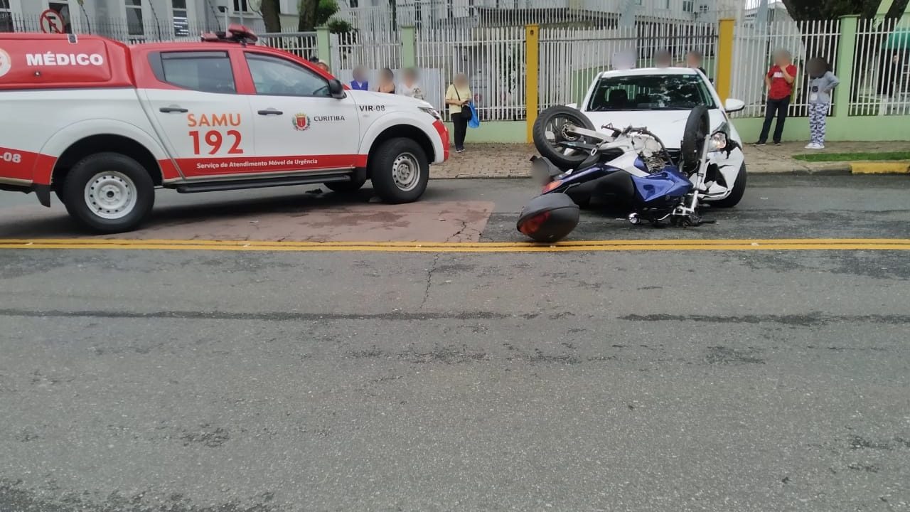 acidente-moto-carro-portao-2