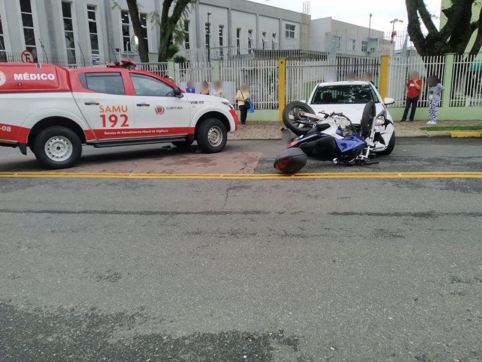 acidente-moto-carro-portao-2