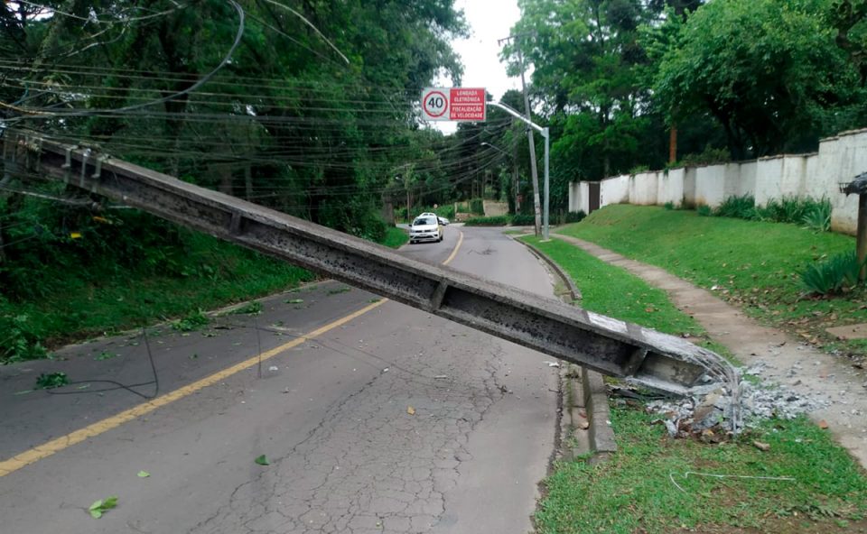 derruba-poste-taboao-1