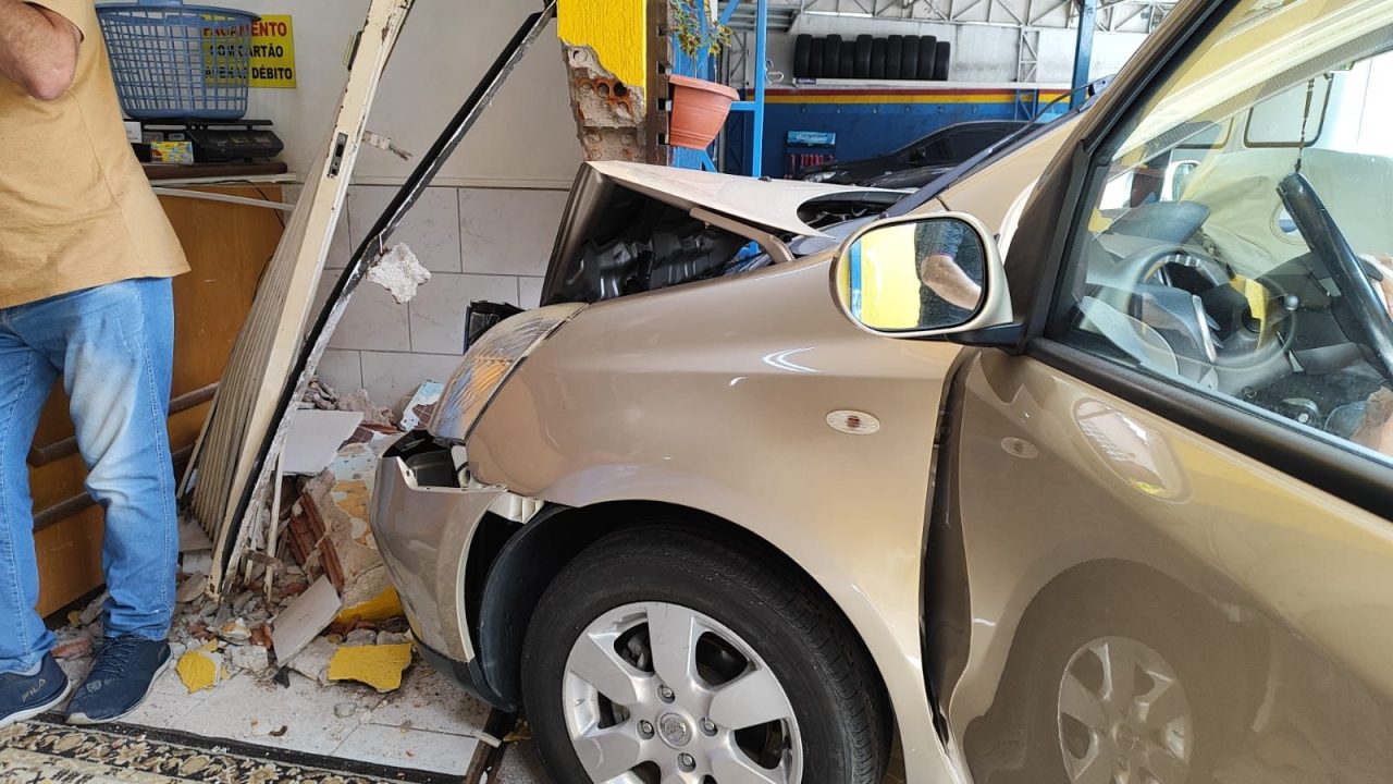 Carro batido em fachada de lavanderia no Bom Retiro