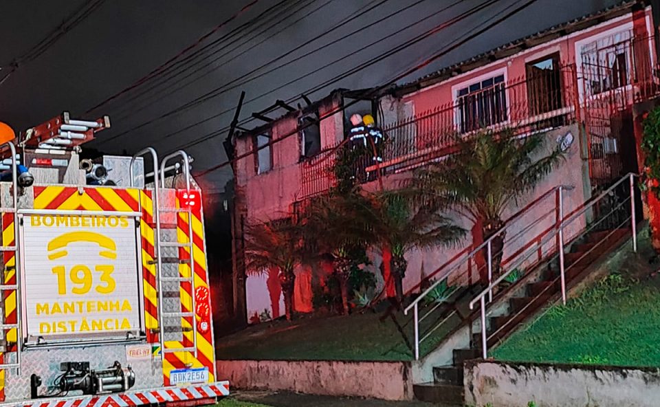 incendio-casa-familia-perde-tudo-colombo-1