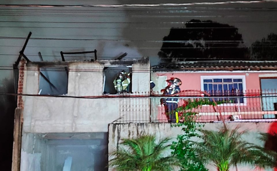 incendio-casa-familia-perde-tudo-colombo-2