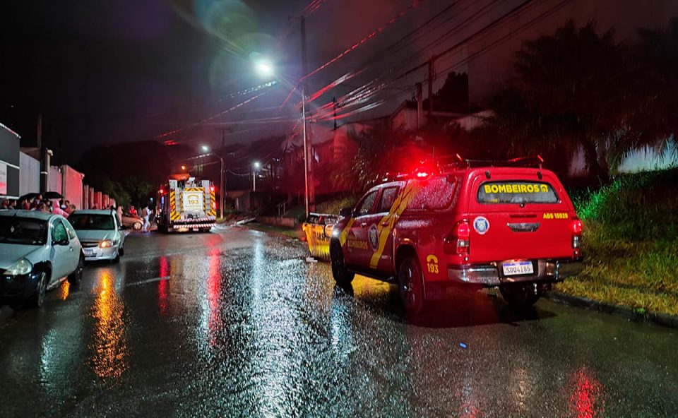 incendio-casa-familia-perde-tudo-colombo