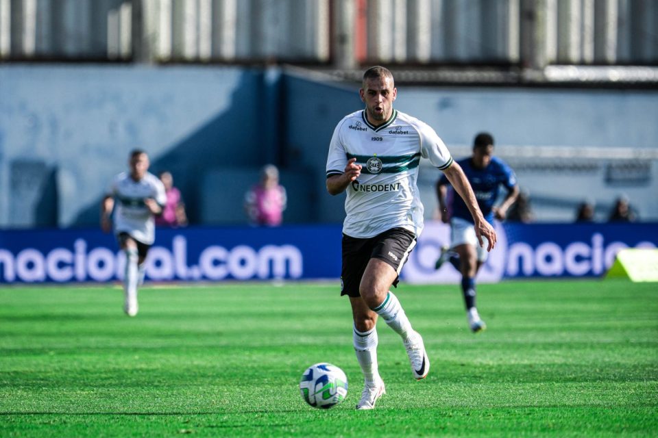 Slimani, atacante do Coritiba.