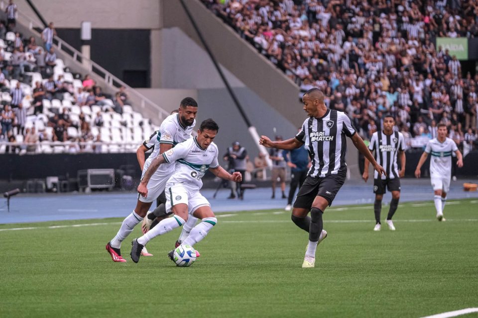 Lance de Botafogo x Coritiba, pelo primeiro turno do Brasileirão