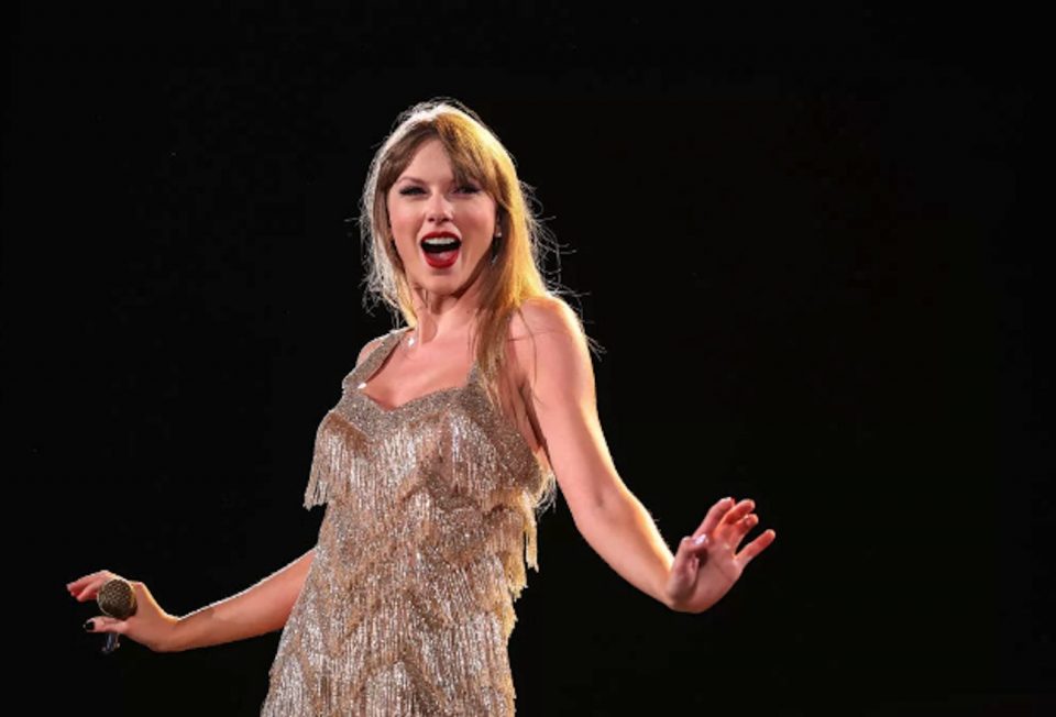 Taylor Swift bebe 10 garrafas de água por dia; descubra se é saudável