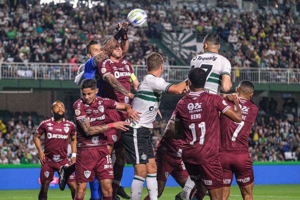 Lance de Coritiba x Fluminense, pelo primeiro turno do Brasileirão
