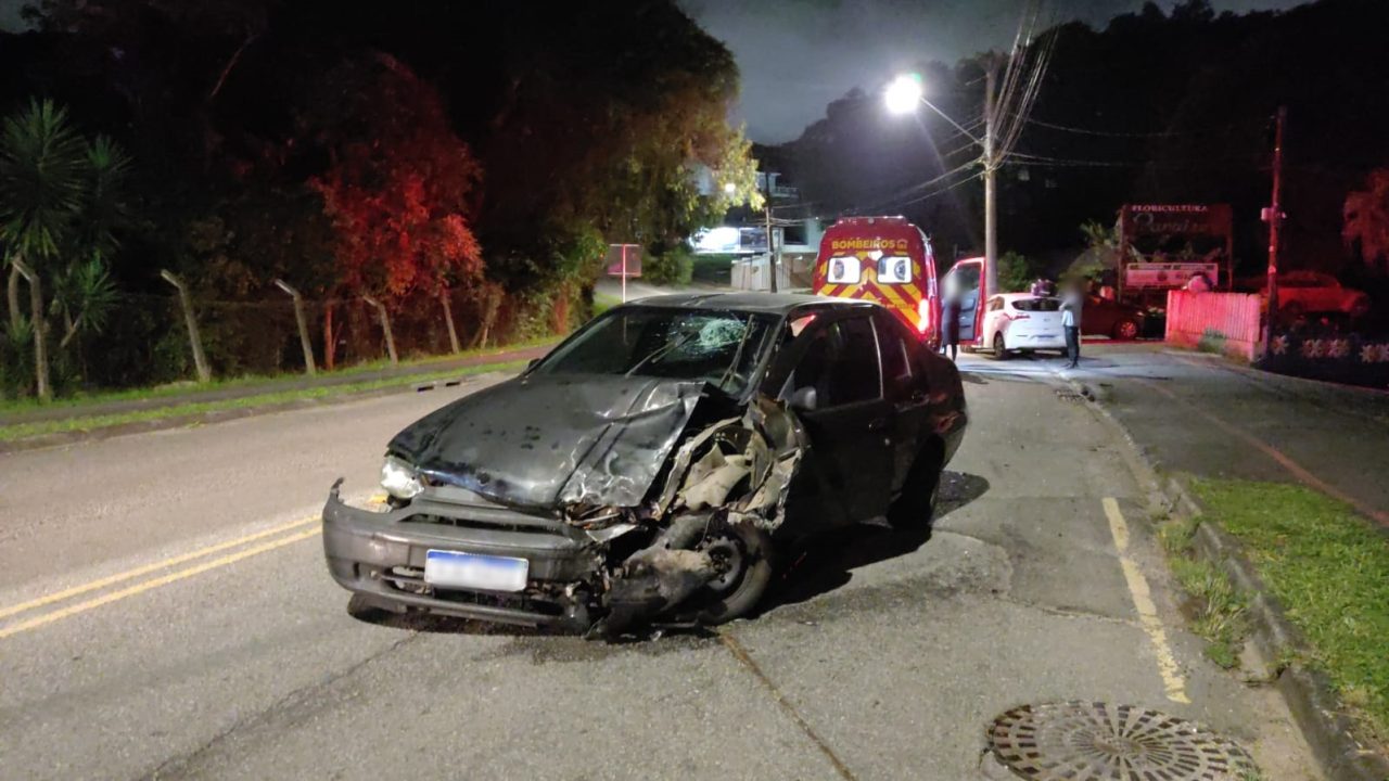 acidente-carros-santa-felicidade-3