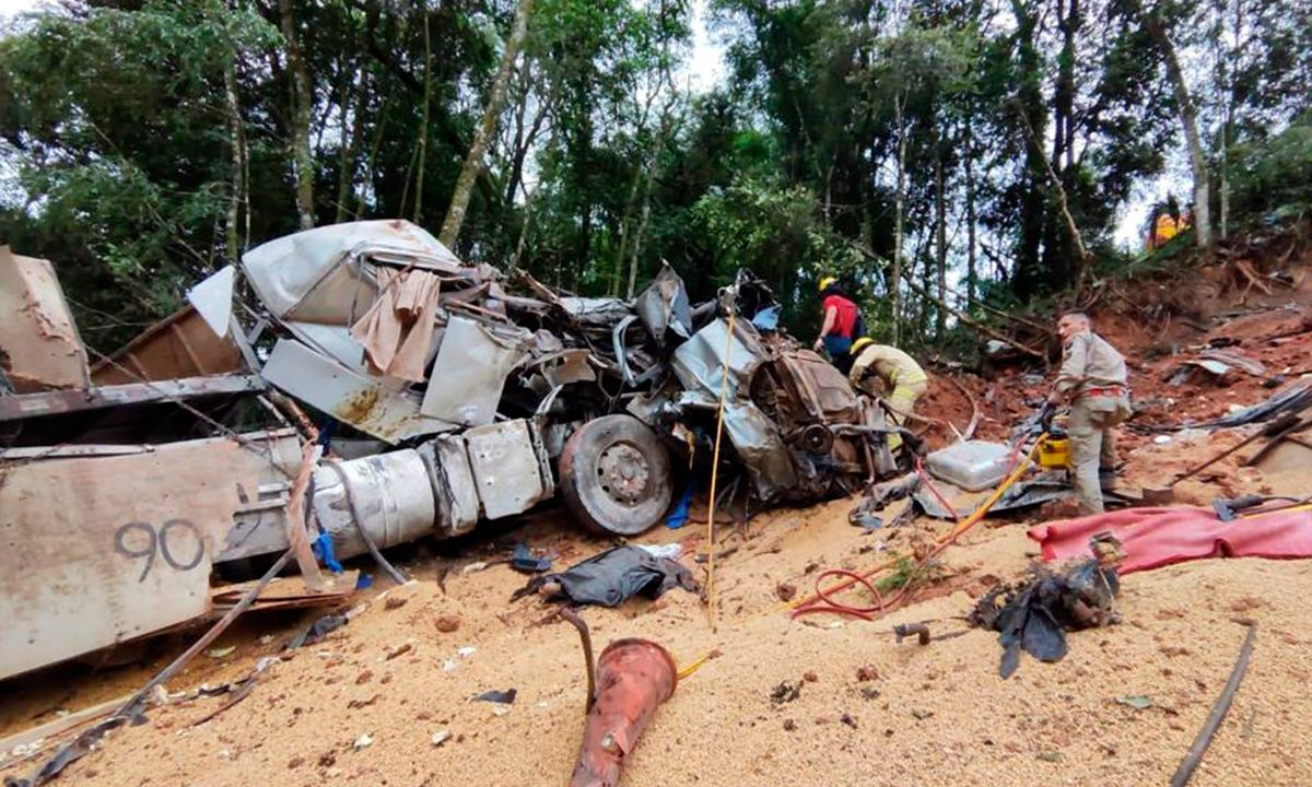 acidente-dois-caminhoes-carro-mortes-uniao-da-vitoria-4