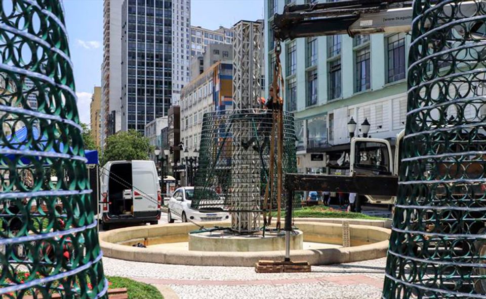 arvore-da-vida-calcadao-rua-xv-curitiba-natal-2023-quase-pronta-2