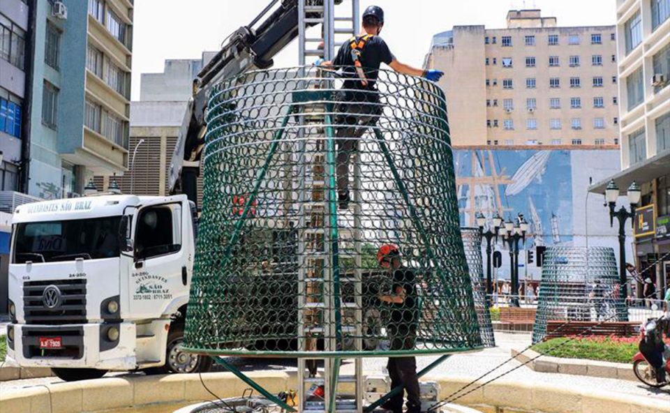 arvore-da-vida-calcadao-rua-xv-curitiba-natal-2023-quase-pronta-7