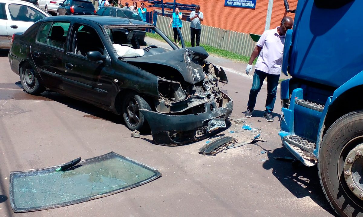 carro-bate-de-frente-caminhao-tamandare