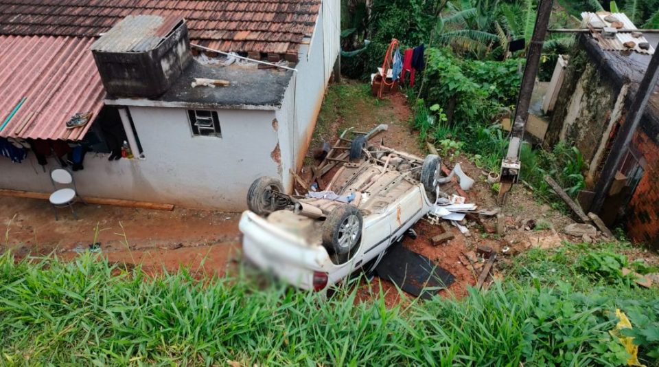 carro-capota-rio-branco-do-sul
