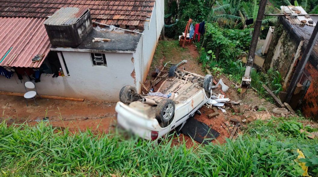 carro-capota-rio-branco-do-sul