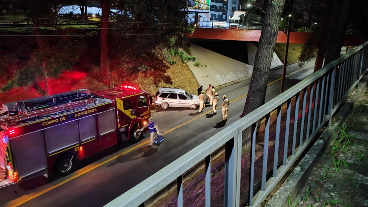 carro-despenca-de-viaduto-2