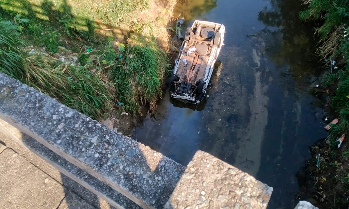 carro-no-rio-sitio-cercado-2