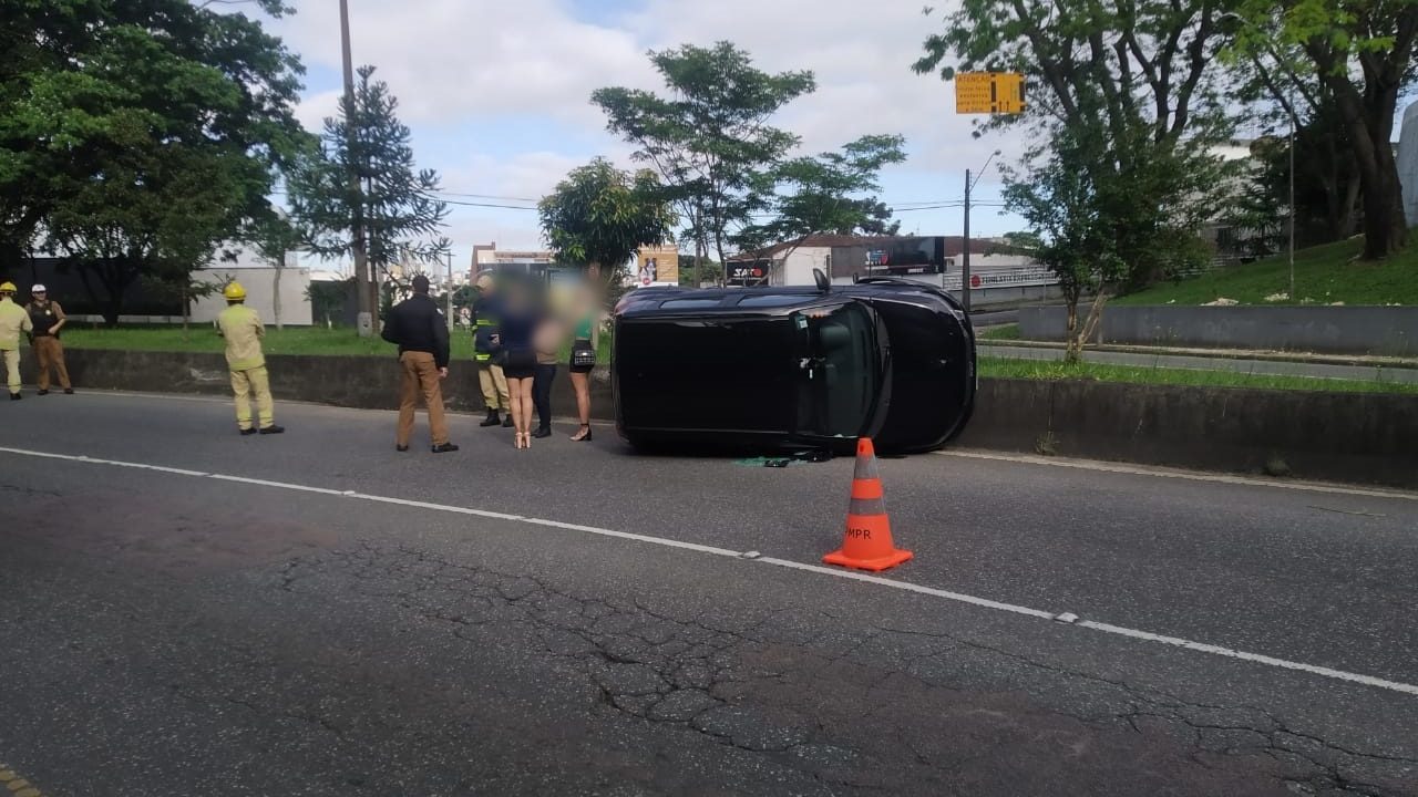 carro-tomba-após-batida-2