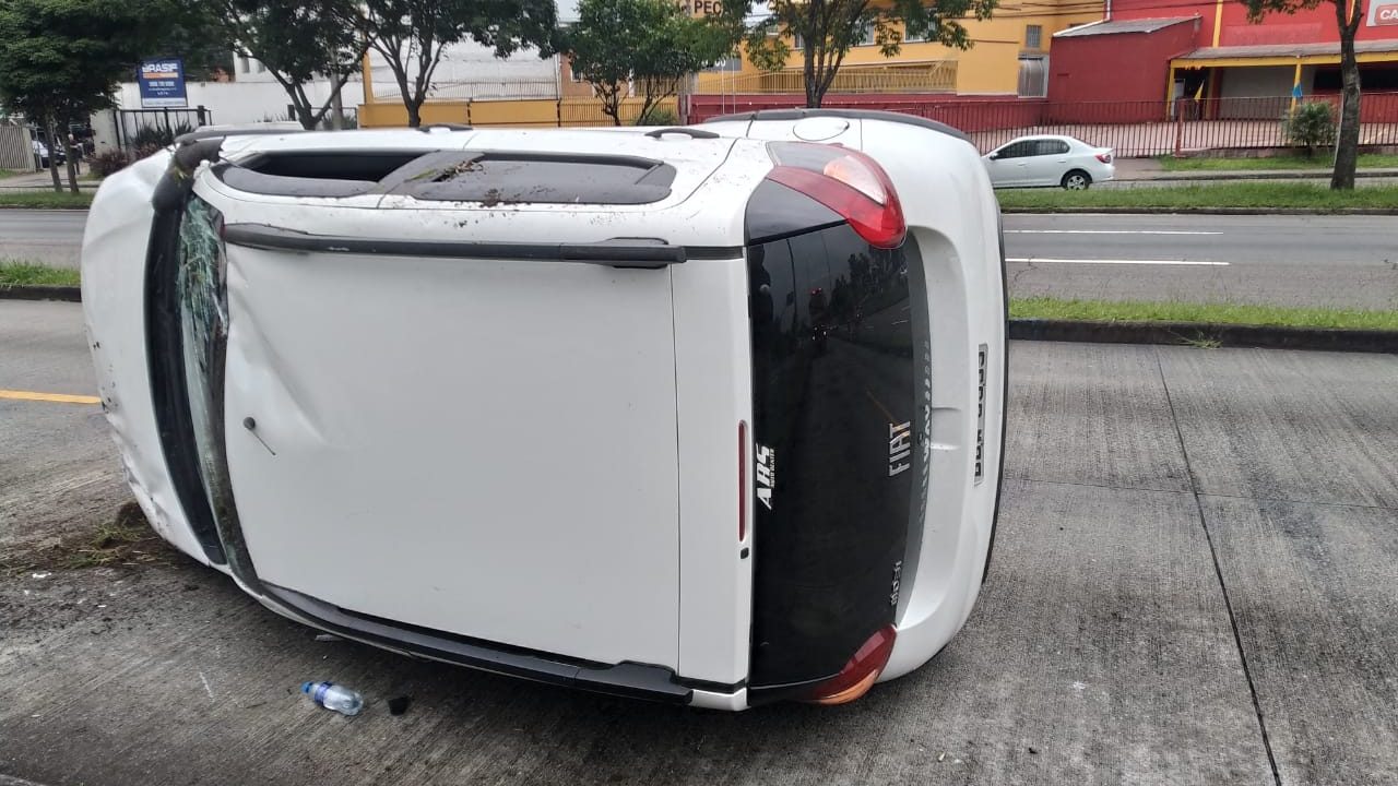 carro-tomba-na-linha-verde