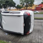 carro-tomba-na-linha-verde