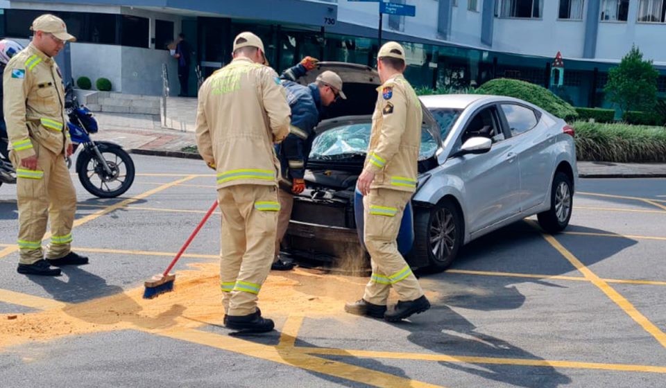 idoso-bate-carro-muro-comercio-agua-verde-2