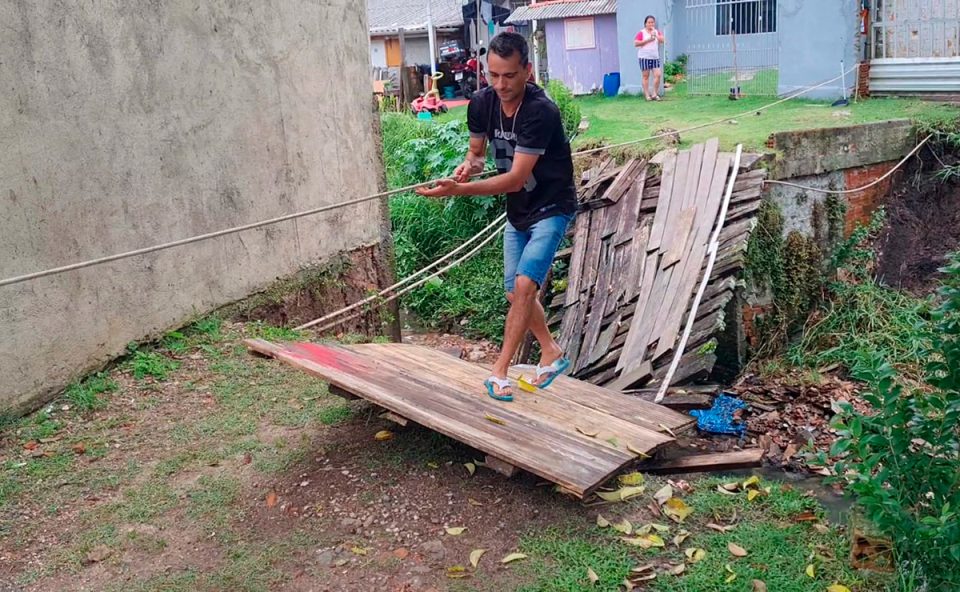 ponte-cai-cajuru-moradores-ilhados-1