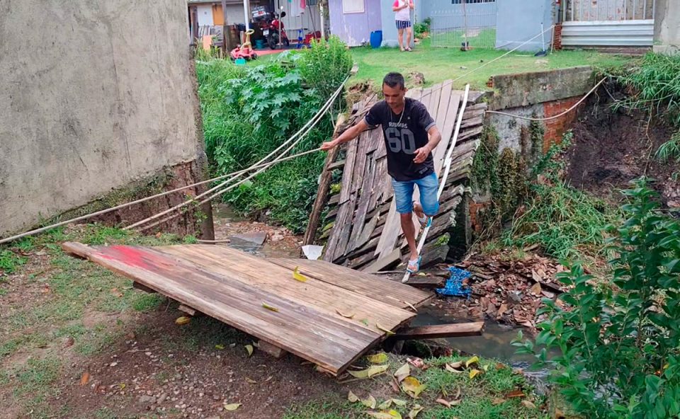 ponte-cai-cajuru-moradores-ilhados-2