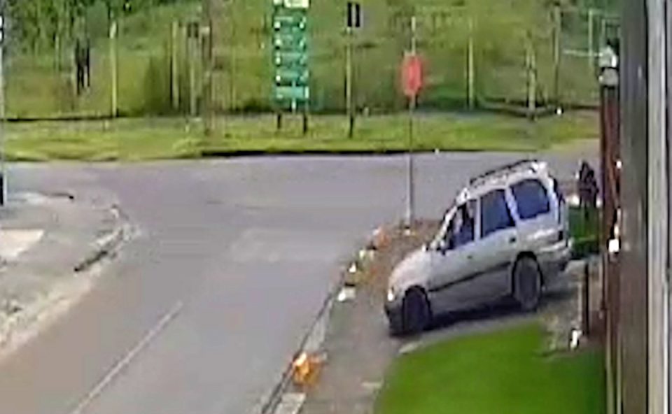 portao-destruido-carro-piraquara-1