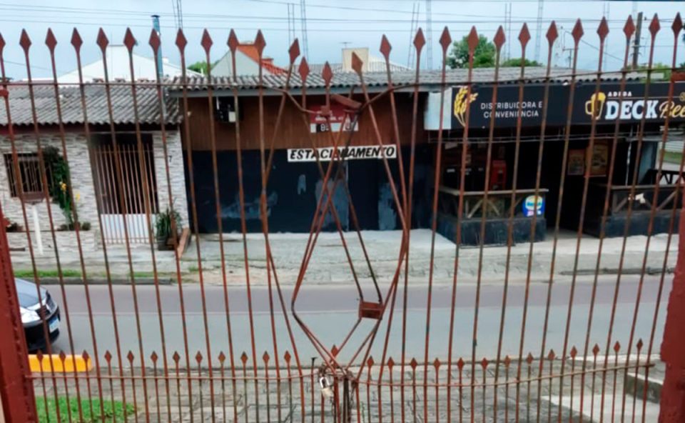 portao-destruido-carro-piraquara