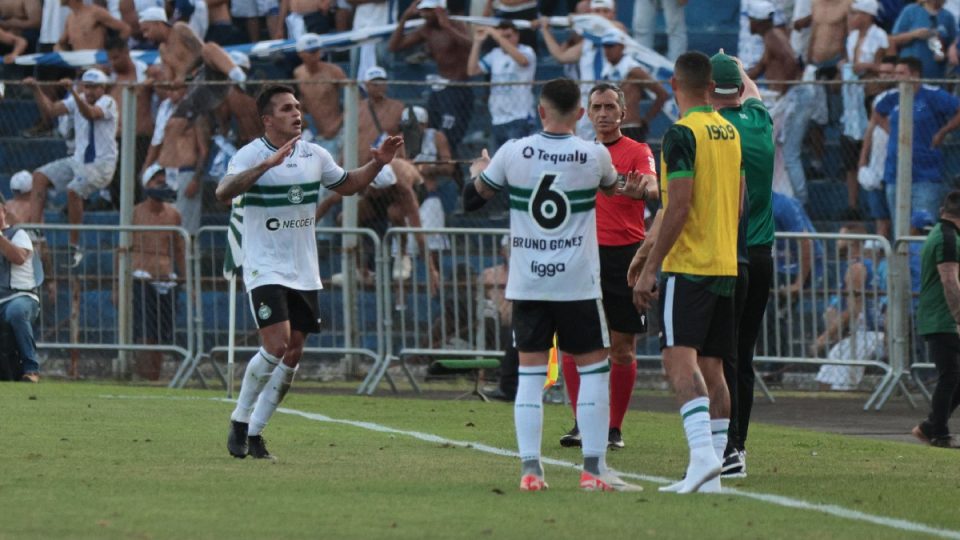 Robson comemora gol do Coritiba contra o Cruzeiro